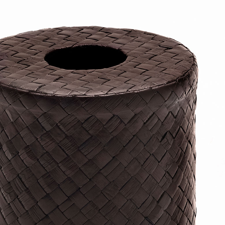 1つ1つ手作業によって編まれたパンダン