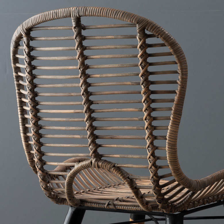 しなやかなラタンを編み上げた、座面