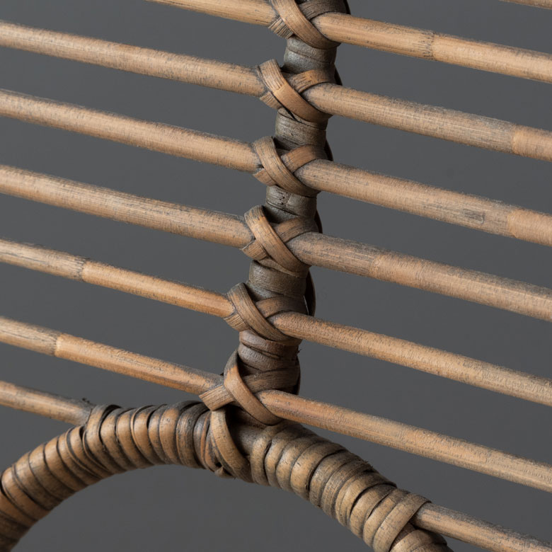 ナチュラルカラーのラタンにグレイッシュな色をのせています