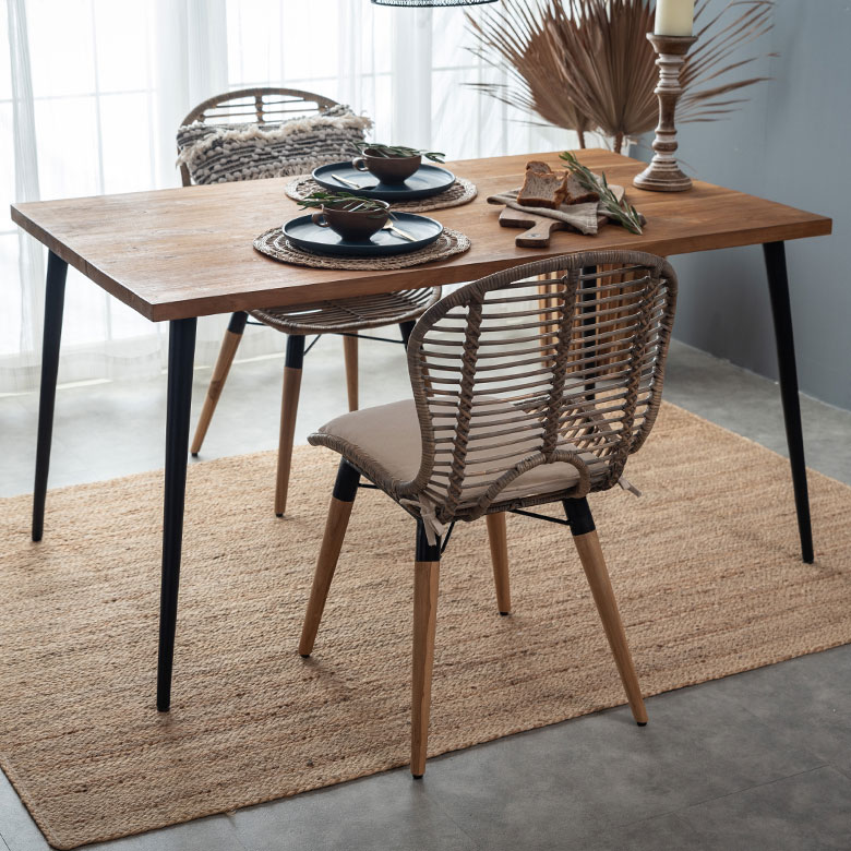 細身のラタンで透け感を出すことでスッキリとした佇まいに仕上げました