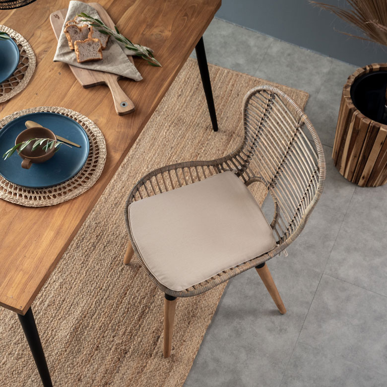 リボンで固定するだけの座布団クッション付き