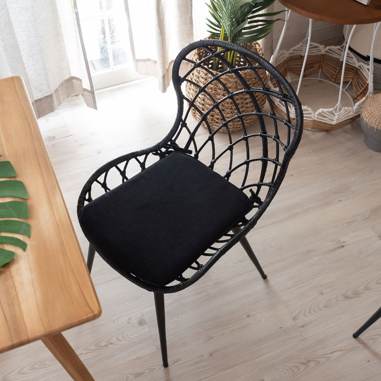 リボンで固定するだけの座布団クッション付き