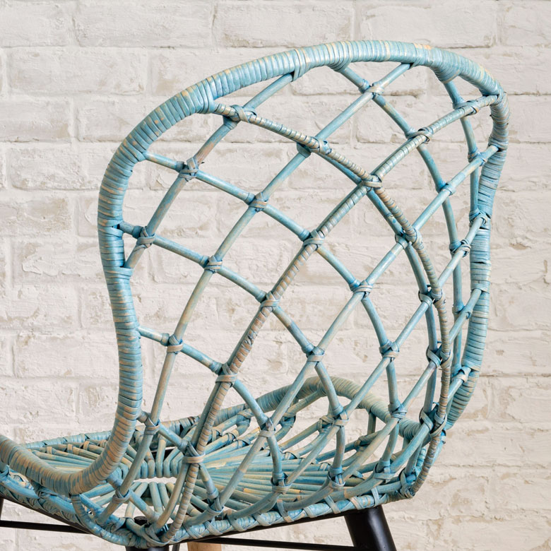 しなやかなラタンを編み上げた、座面