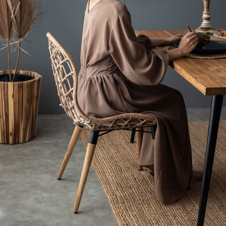 優しいカーブで座りやすい座面に仕上げました