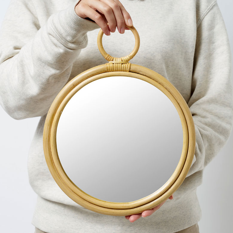 手に持つとこのくらいの大きさ