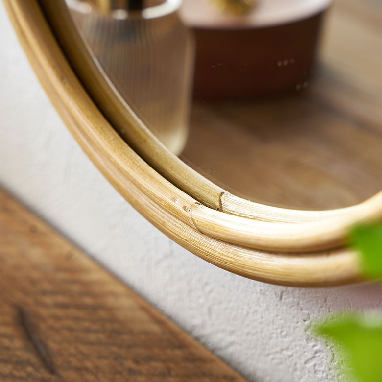 ラタンのナチュラルな素材感がお部屋のアクセント