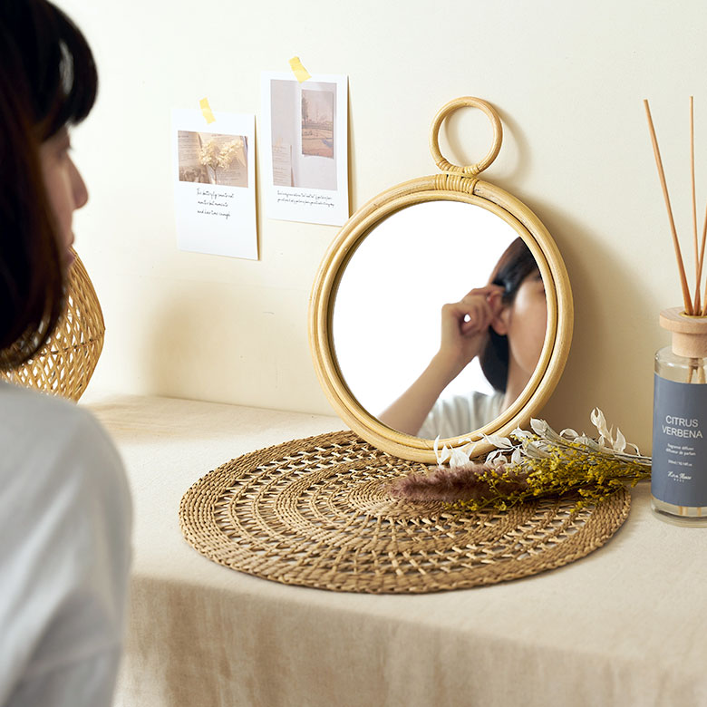 顔周りが映る、使い勝手の良いサイズ感