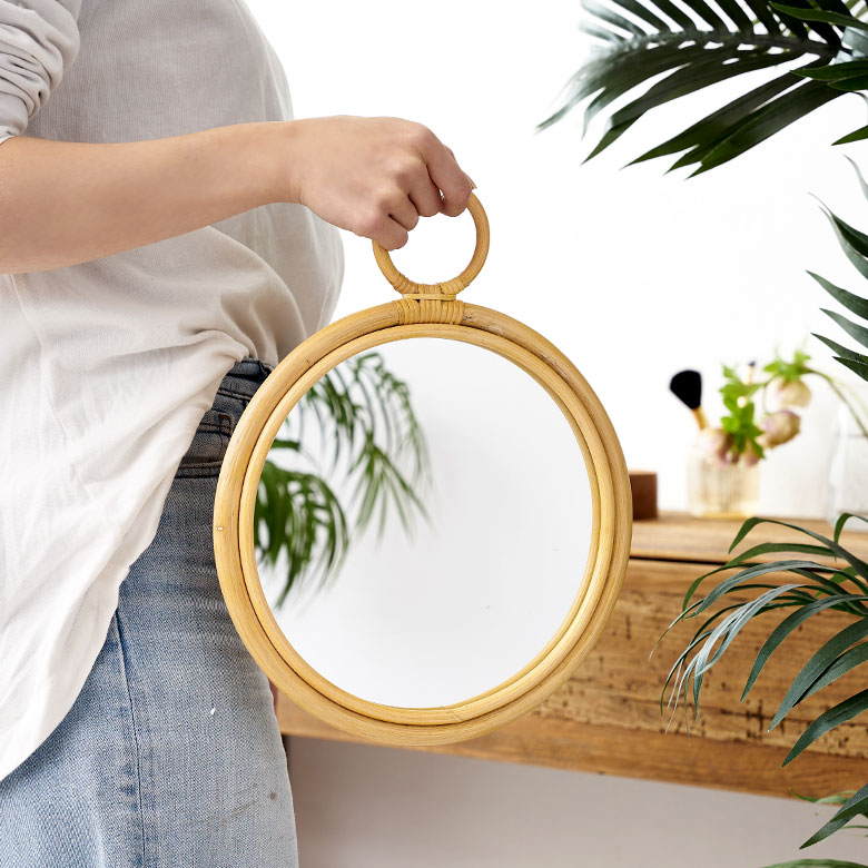 リング状の取っ手付きで、持ち運びにも便利