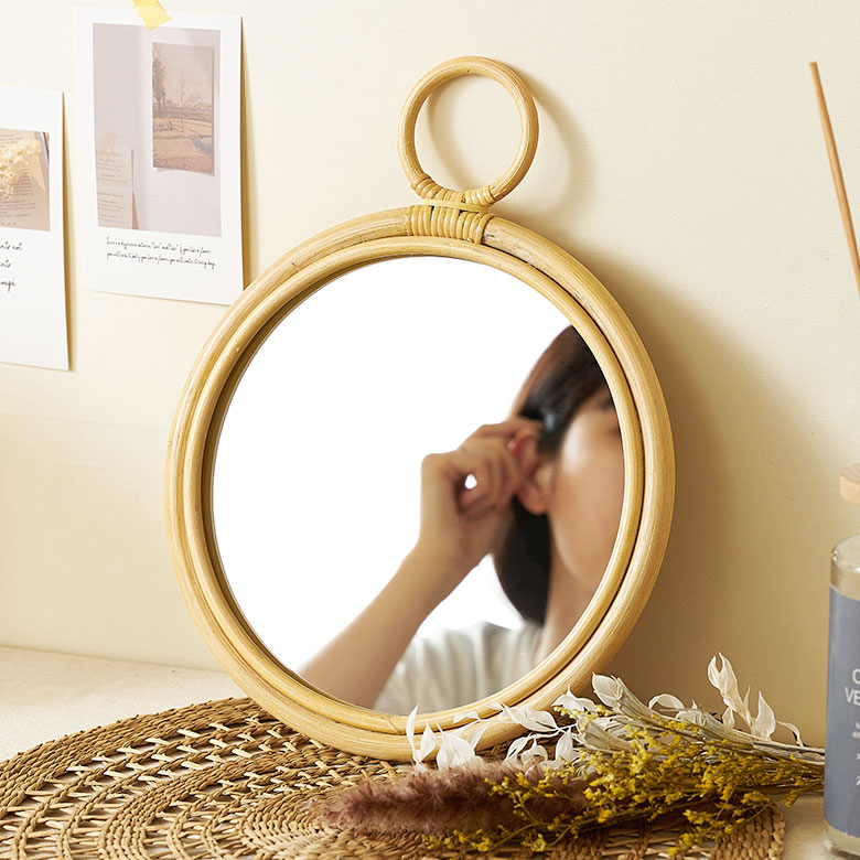 玄関やクローゼット近くでの身だしなみチェックに