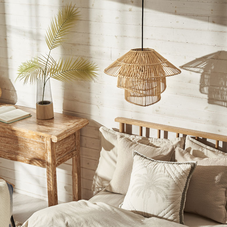 ラタンで編まれたシェードを3つ重ねたペンダントライト