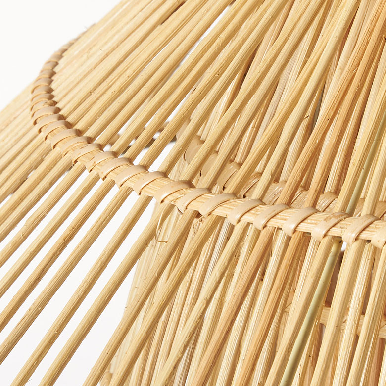 しなやかなラタンの素材感を活かし、1本1本編み上げられています