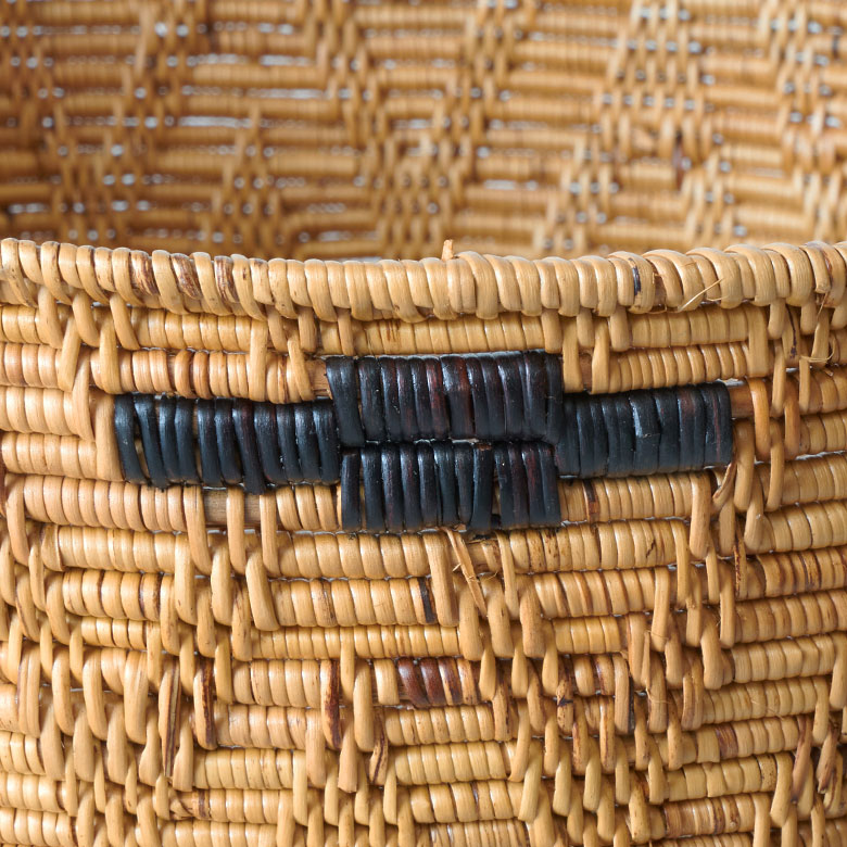 優しい雰囲気でインテリアに馴染み、草花を引き立てる