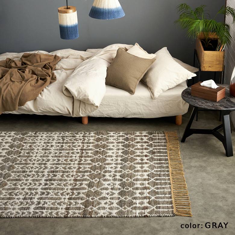 リビングや玄関に。お部屋に馴染みやすいラグ