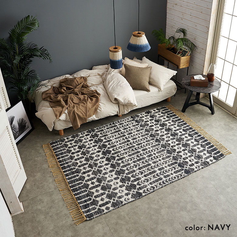 ソファの足元やベッドサイドにも使えるラグマット