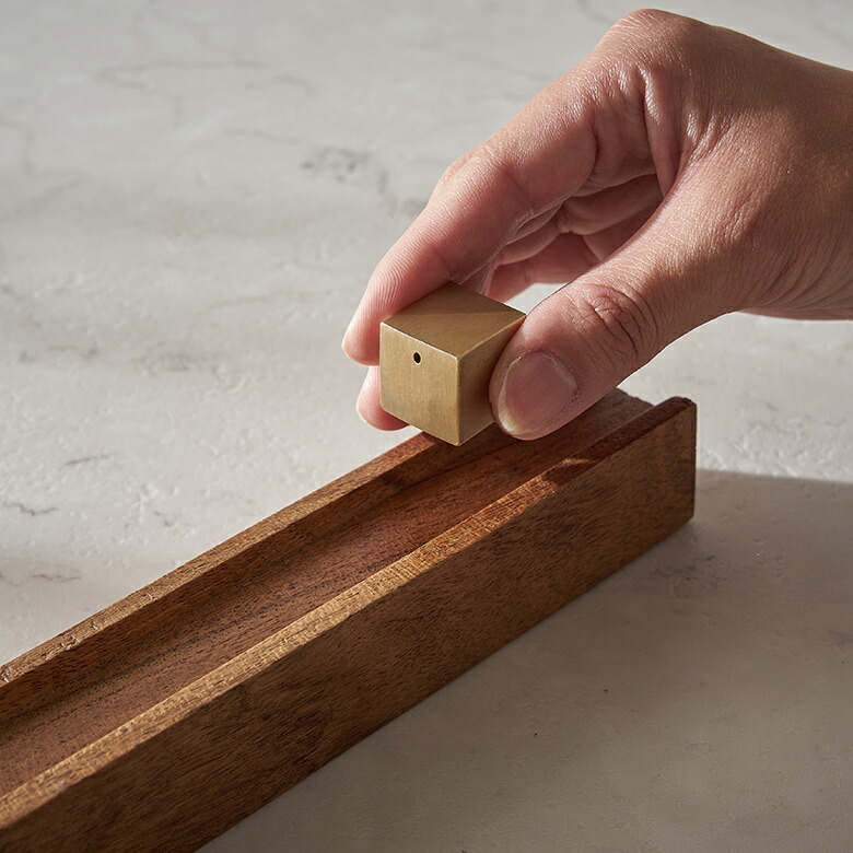 真鍮のキューブは固定されていないので、お好きな位置に移動できます