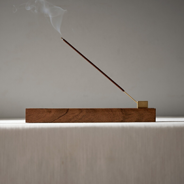 シンプルな形とウッドのナチュラルカラーで、どんな場所にもすっと馴染みます