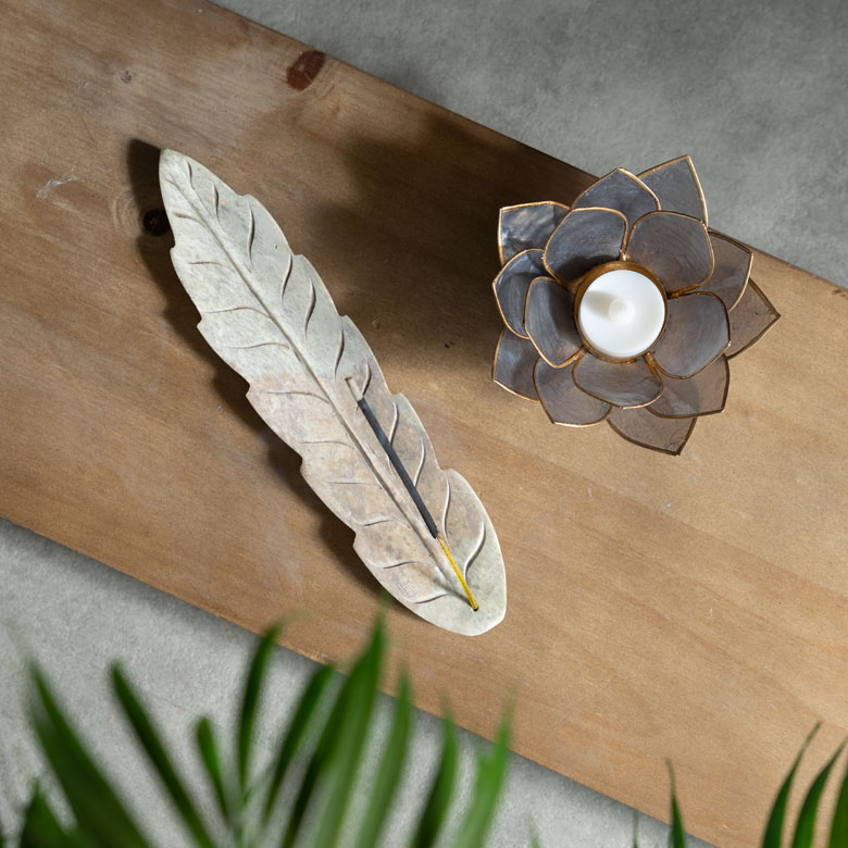 しっとりと手にフィットする質感の優しい天然石