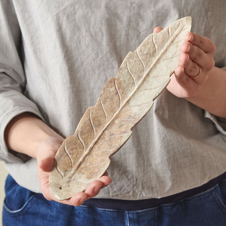 ロングサイズのお香が挿せる大きさです