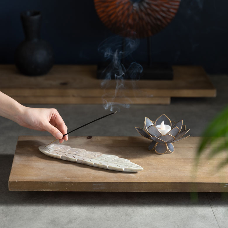 インドの伝統の職人技による繊細な彫刻