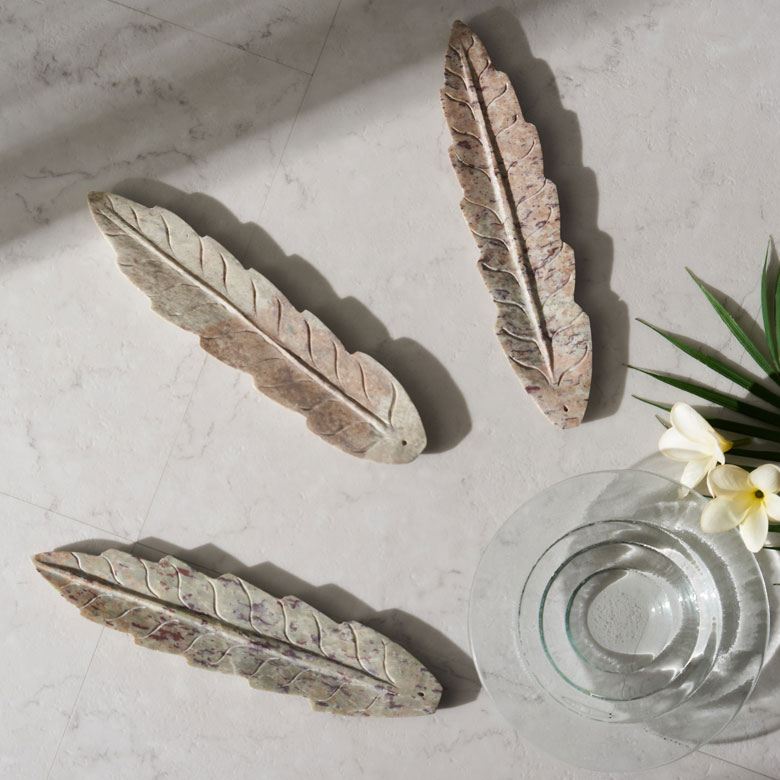 それぞれが持つ石の模様や色合いは、天然石ならではの魅力