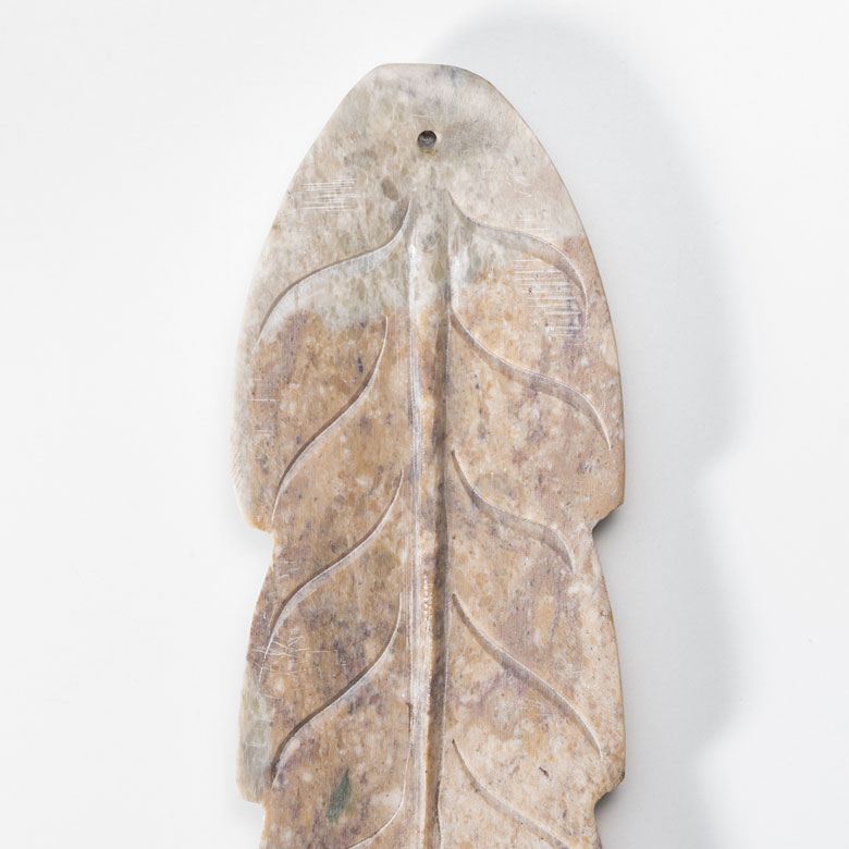 手触りの良さと模様が魅力の天然石でできています