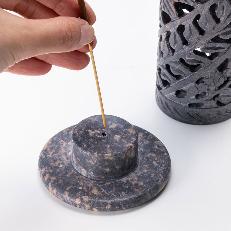 筒状のフタを開けて、底に開いている穴にお香を挿してお使いください