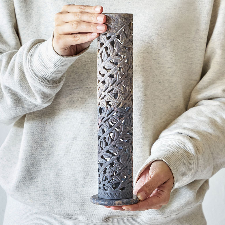 ロングサイズのお香が挿せる大きさです