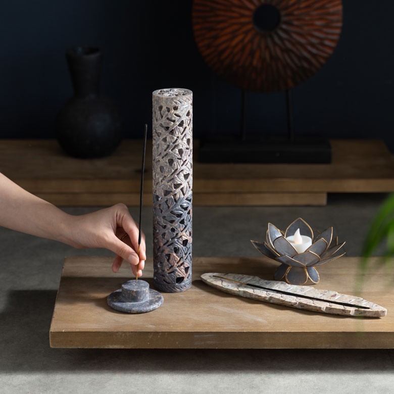 インドの伝統の職人技による繊細な彫刻