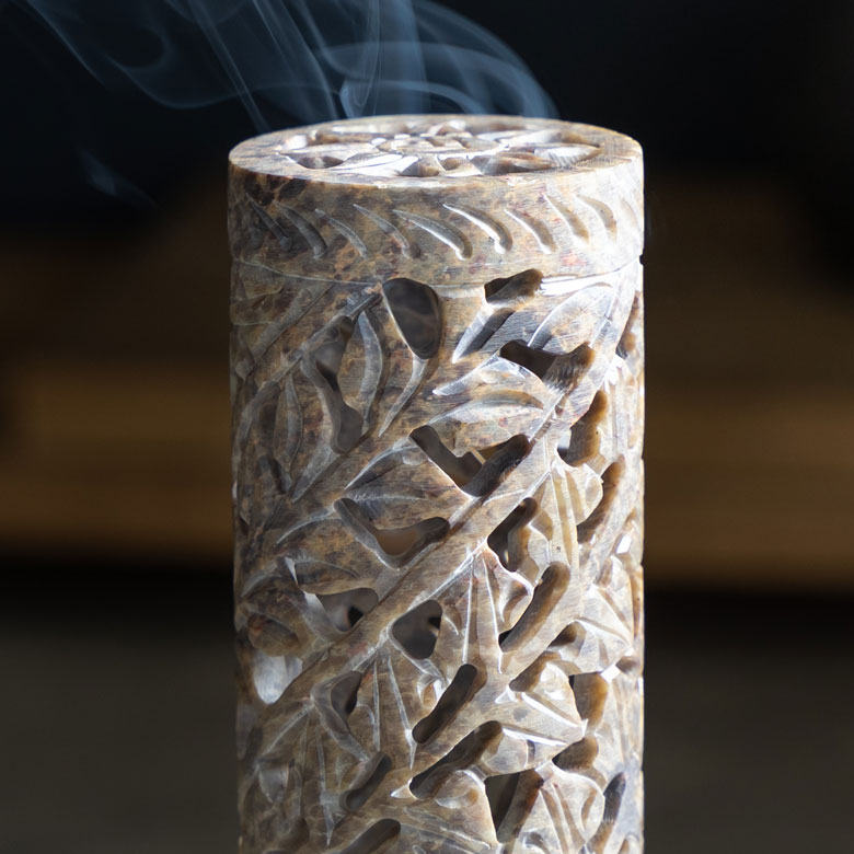 機械生産にはないオールハンドメイドの温もりを感じていただけます