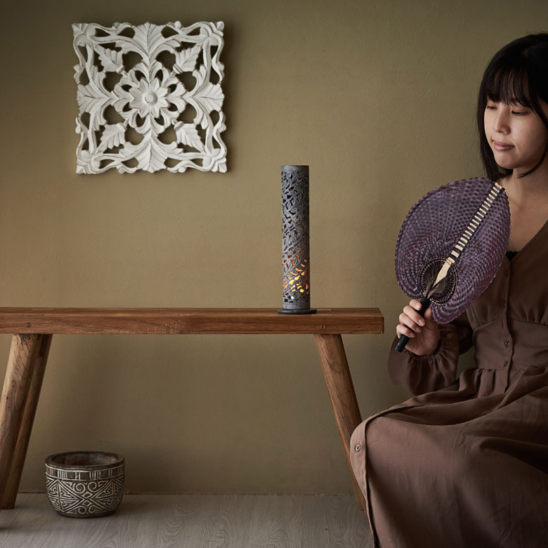 透かし状に彫り上げられたお香立てはまるでインテリアオブジェのよう