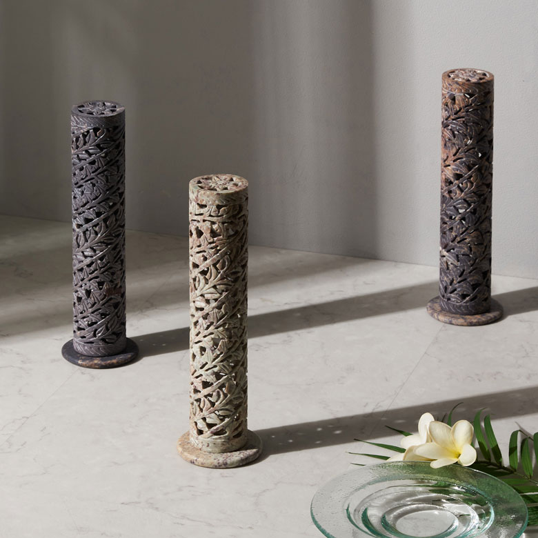 それぞれが持つ石の模様や色合いは、天然石ならではの魅力