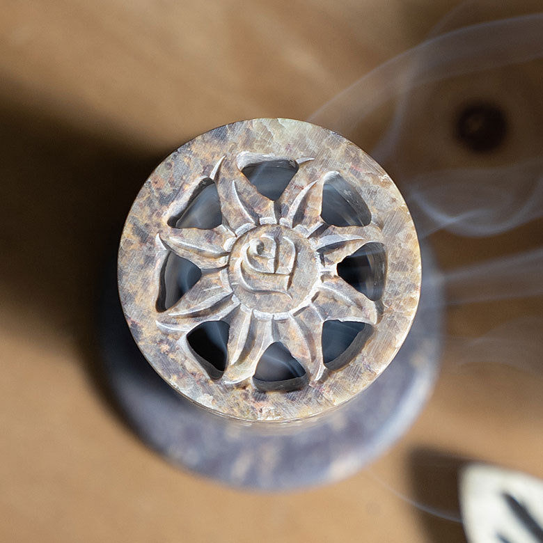 スティック状のお香を挿すだけの簡単仕様