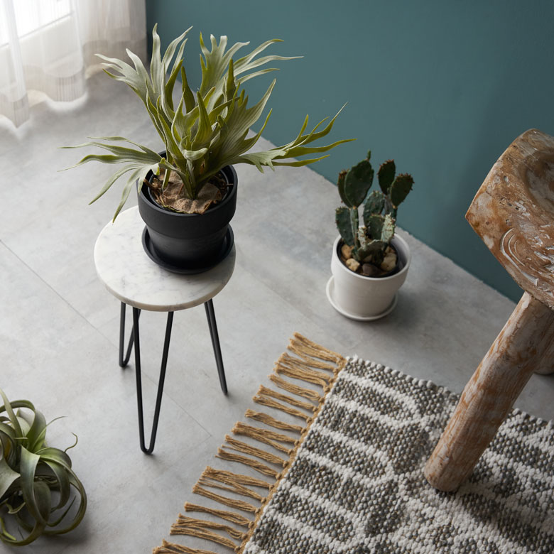 鉢植えをポンと乗せて、プランタースタンドにもおすすめ