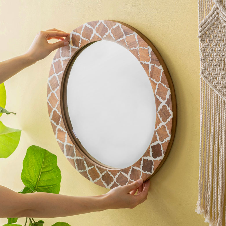 大きめサイズで身だしなみをチェックできるミラー