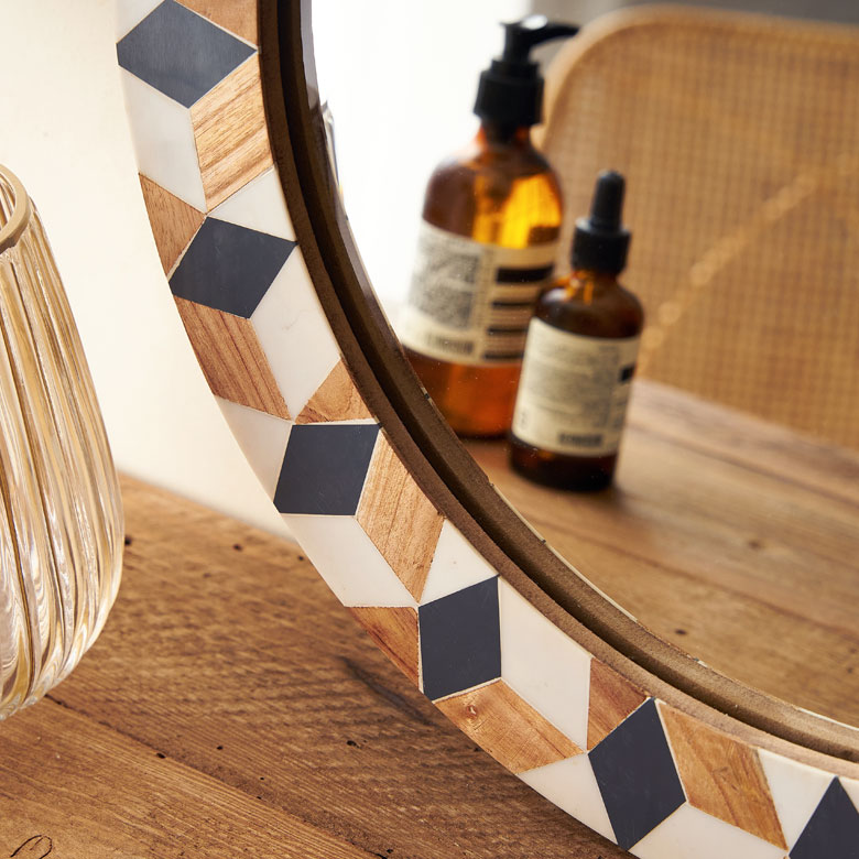 ハンドメイドのダイヤ柄。レジンと木製の異素材