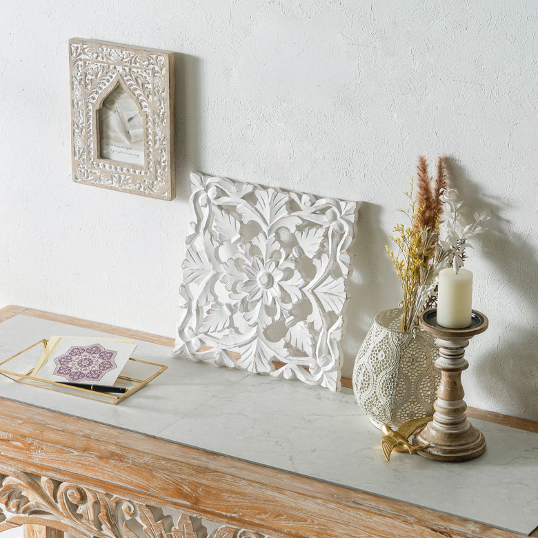 ホワイトウォッシュの木製レリーフ