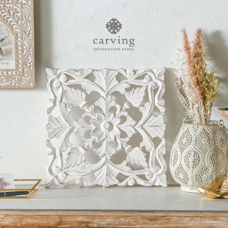 ホワイトウォッシュのウッドレリーフ。カービング。デコレーションパネル。