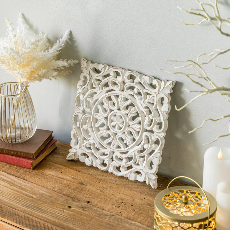 ホワイトウォッシュの木製レリーフ