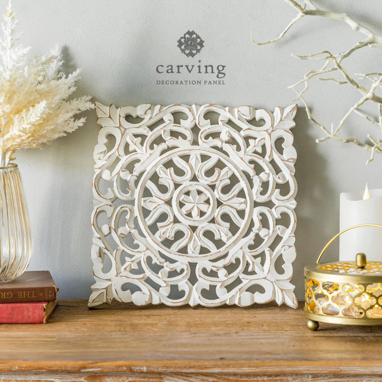 ホワイトウォッシュのウッドレリーフ。カービング。デコレーションパネル。