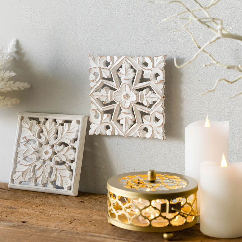 ホワイトウォッシュの木製レリーフ