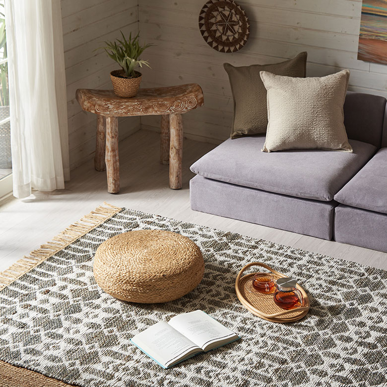 ころんとしたフォルムが可愛らしいラウンド型フロアクッション