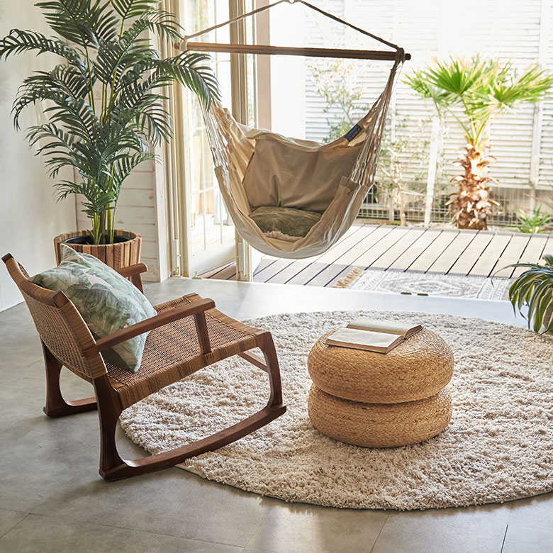 ジュートの素材感や、優しい色味をそのまま活かしたデザインの座布団