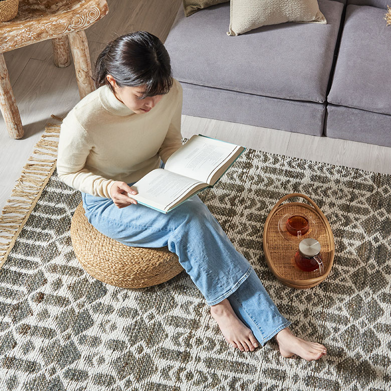 インテリアにも馴染みやすい、ナチュラルなカラーのジュートクッション