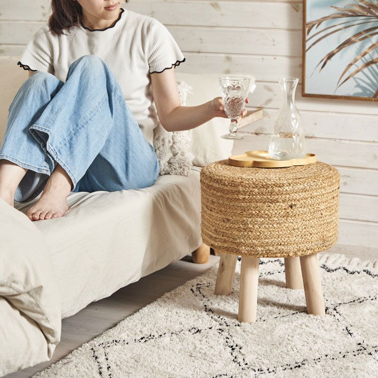 使いやすく心地よい脚付きスツール。