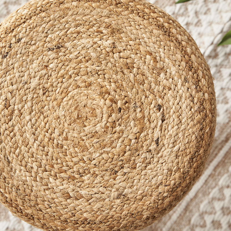 海外リゾートライクなインテリアを彷彿とさせる、ジュートのイス。ジュートのスツール。