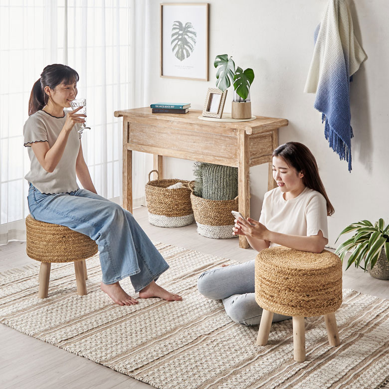 ジュートでできた丸椅子。ラフでシンプルなデザイン。