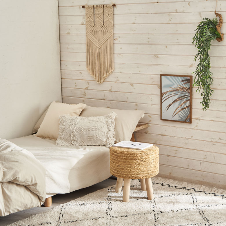 ベッドサイドでは椅子やちょっとしたミニテーブルがわりに