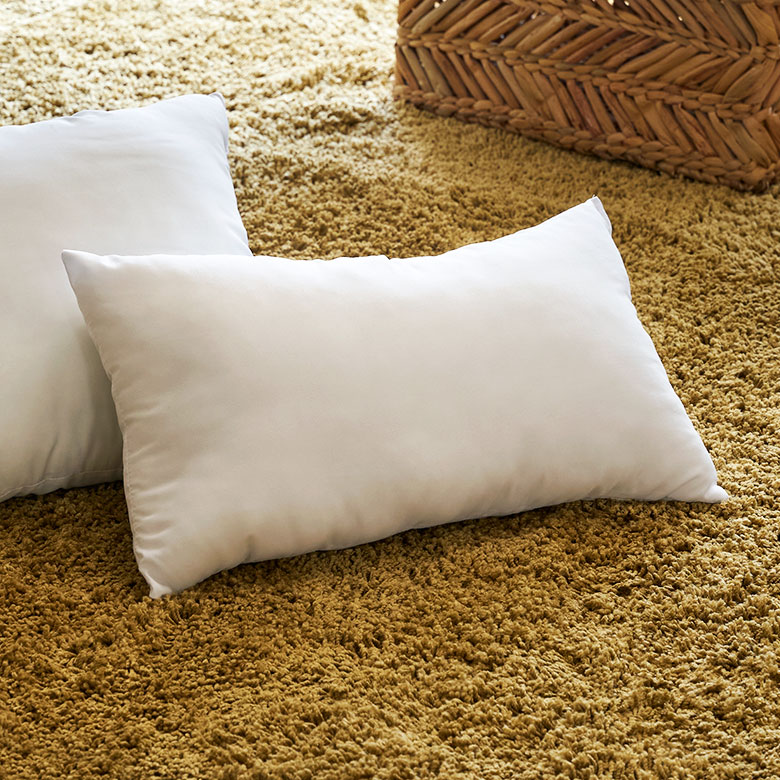 体にフィットする、ほどよい弾力 角型ヌードクッション