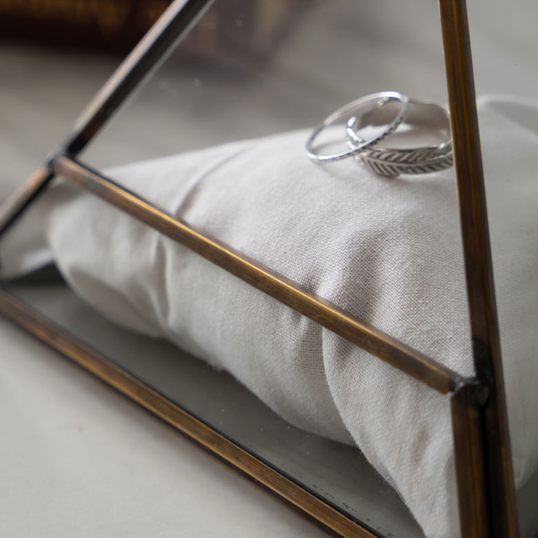 程よい重厚感もある真鍮のフレーム