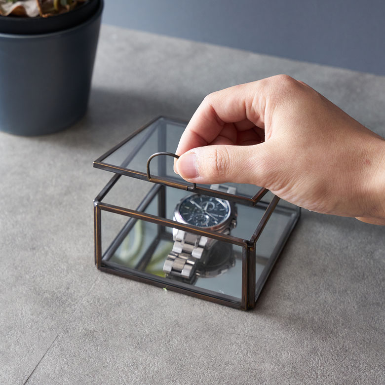 開閉しやすい持ち手付き